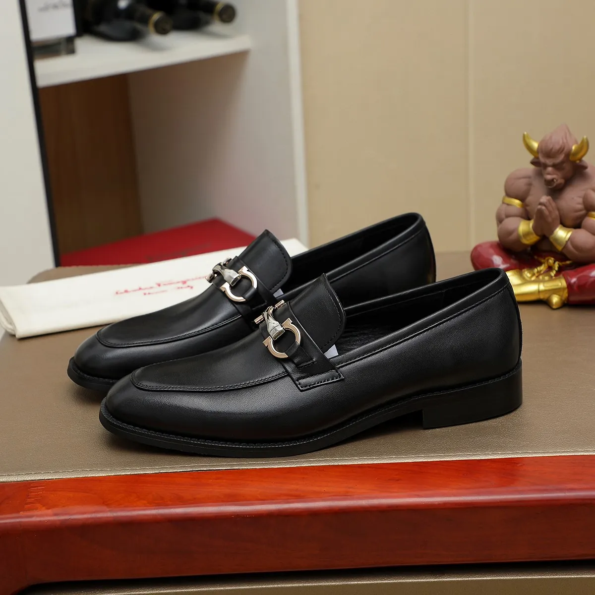 Men's shoes💰420🔥Ferragamo new men's formal shoes🇨🇳Official website original 1:1 mold opening, original quality💯Fine workmanship, high-end luxury shoes☘ The surface is made of imported Italian first-layer cowhide🌴🐑Leather lining🍓Rubber wear-resistant and non-slip outsole, breathable and comfortable to wear🍍The first choice for high-grade men, size 39-45 (38.46. Can be customized)